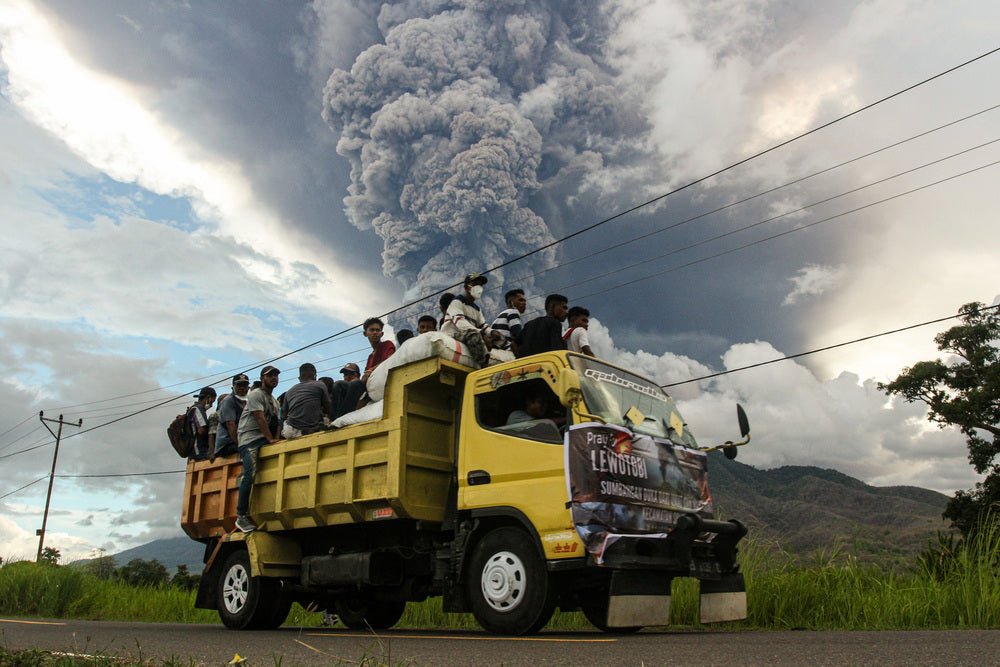 Gunung Lewotobi Laki-Laki Kembali Erupsi, Status Naik ke Level Awas! - OSCARLIVING
