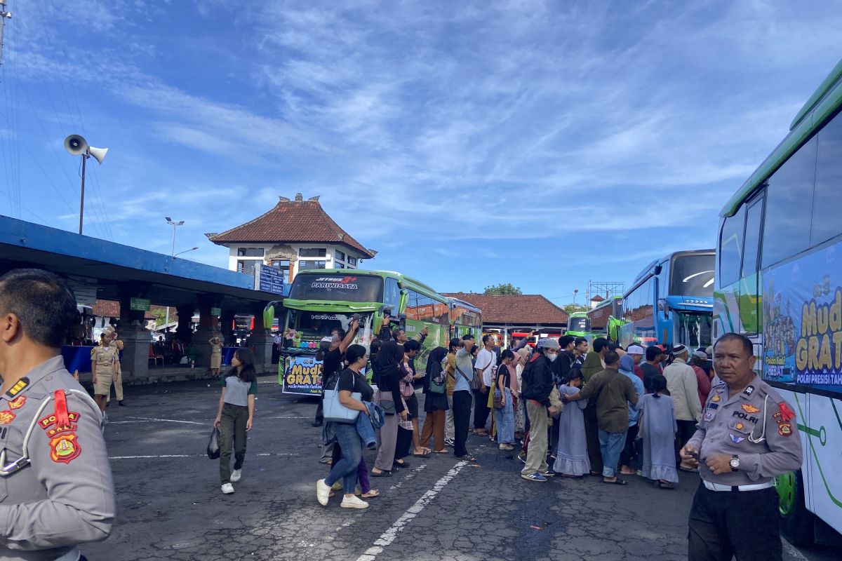 Puncak Arus Mudik, Antrean Kendaraan di Pelabuhan Gilimanuk Tembus 12 Jam - OSCARLIVING