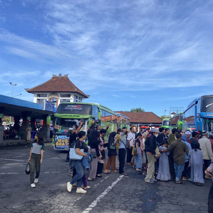 Puncak Arus Mudik, Antrean Kendaraan di Pelabuhan Gilimanuk Tembus 12 Jam - OSCARLIVING